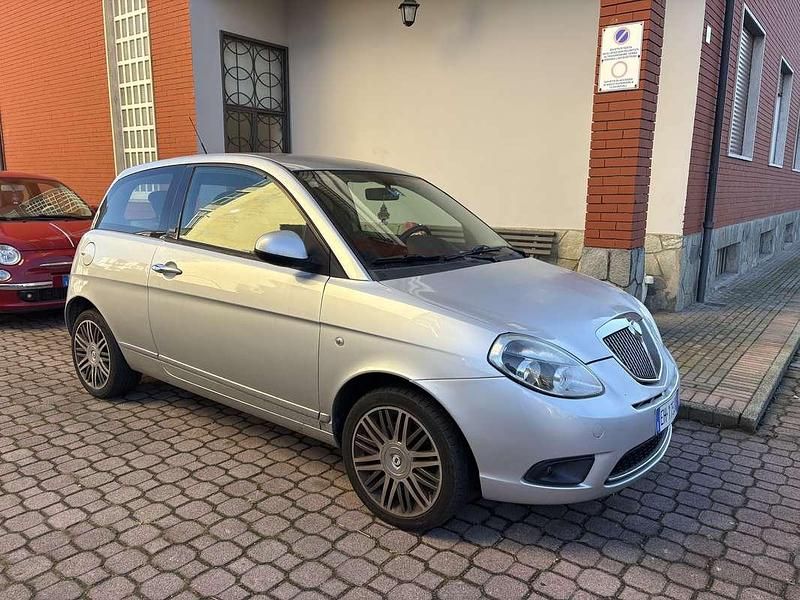 Usata Lancia Ypsilon 75 CV (55 kW) 2011 Argento Utilitaria