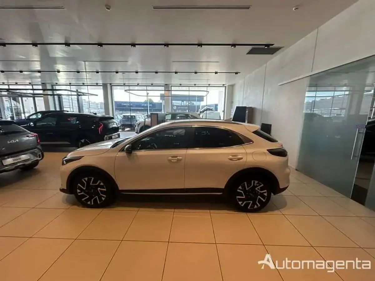 Nuova Kia XCeed 116 CV (85 kW) 2026 Deluxe white SUV