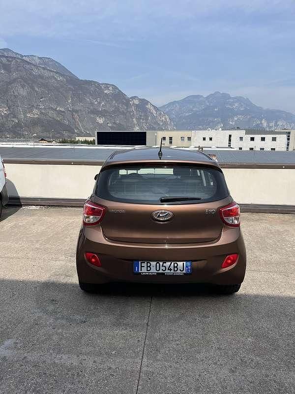 Usata Hyundai i10 Style 67 CV (49 kW) 2014 Marrone Utilitaria