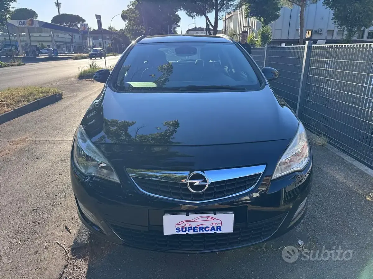 Usata Opel Astra 110 CV (80 kW) 2011 Nero Station wagon