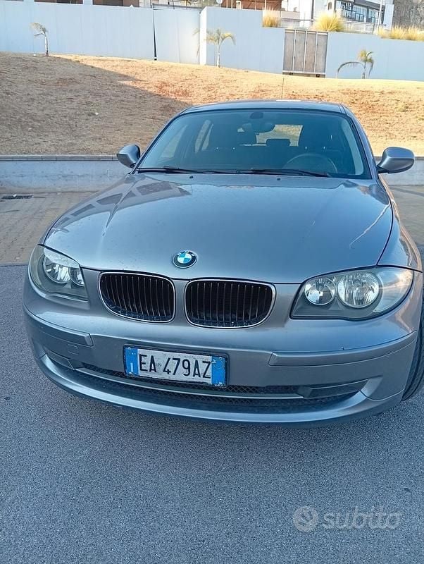 Grigio Usata 2010 BMW 116 Utilitaria | 5000 € (Buon prezzo) - Immagine 1/4