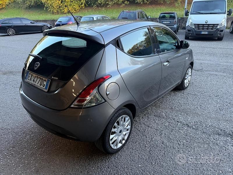 Usata Lancia Ypsilon Silver 69 CV (50 kW) 2014 Grigio Utilitaria
