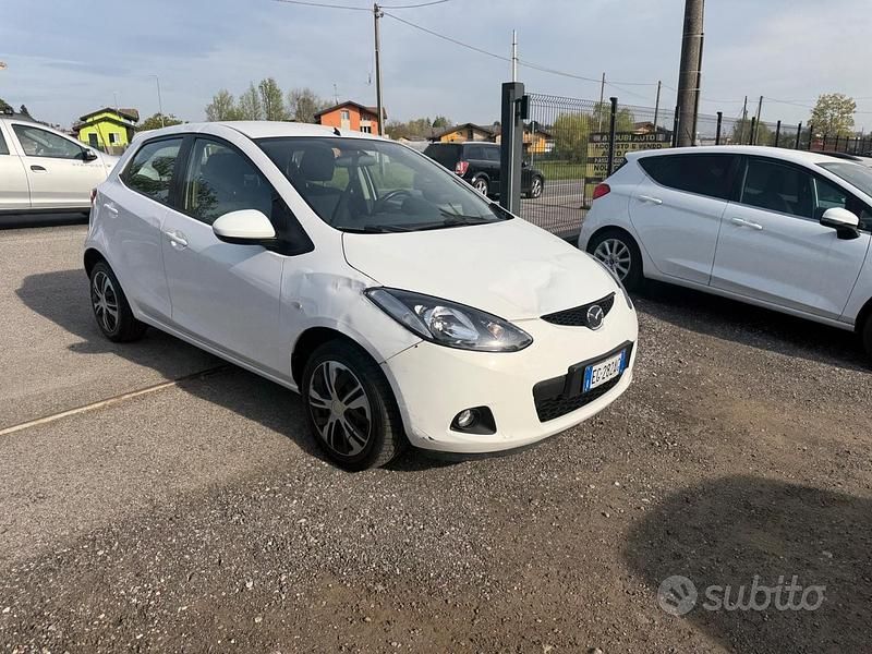 Usata Mazda 2 90th Anniversary 75 CV (55 kW) 2011 Bianco Utilitaria