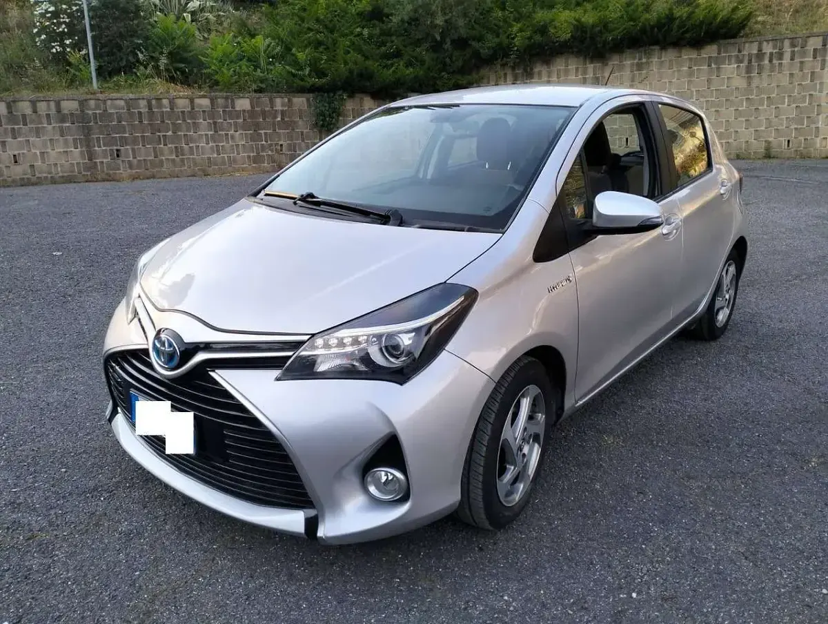 Usata Toyota Yaris Hybrid Active 73 CV (53 kW) 2016 Argento Berlina