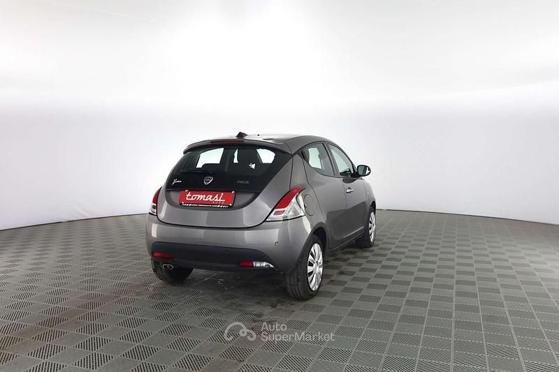 Usata Lancia Ypsilon Gold 69 CV (50 kW) 2022 Grigio Utilitaria