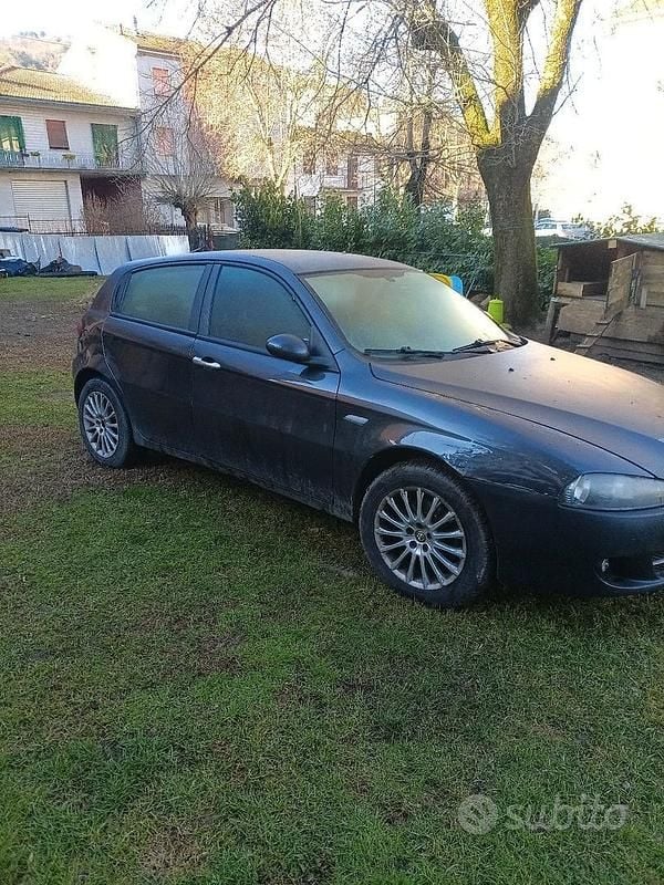 Usata Alfa Romeo 147 105 CV (77 kW) 2006 Nero Utilitaria