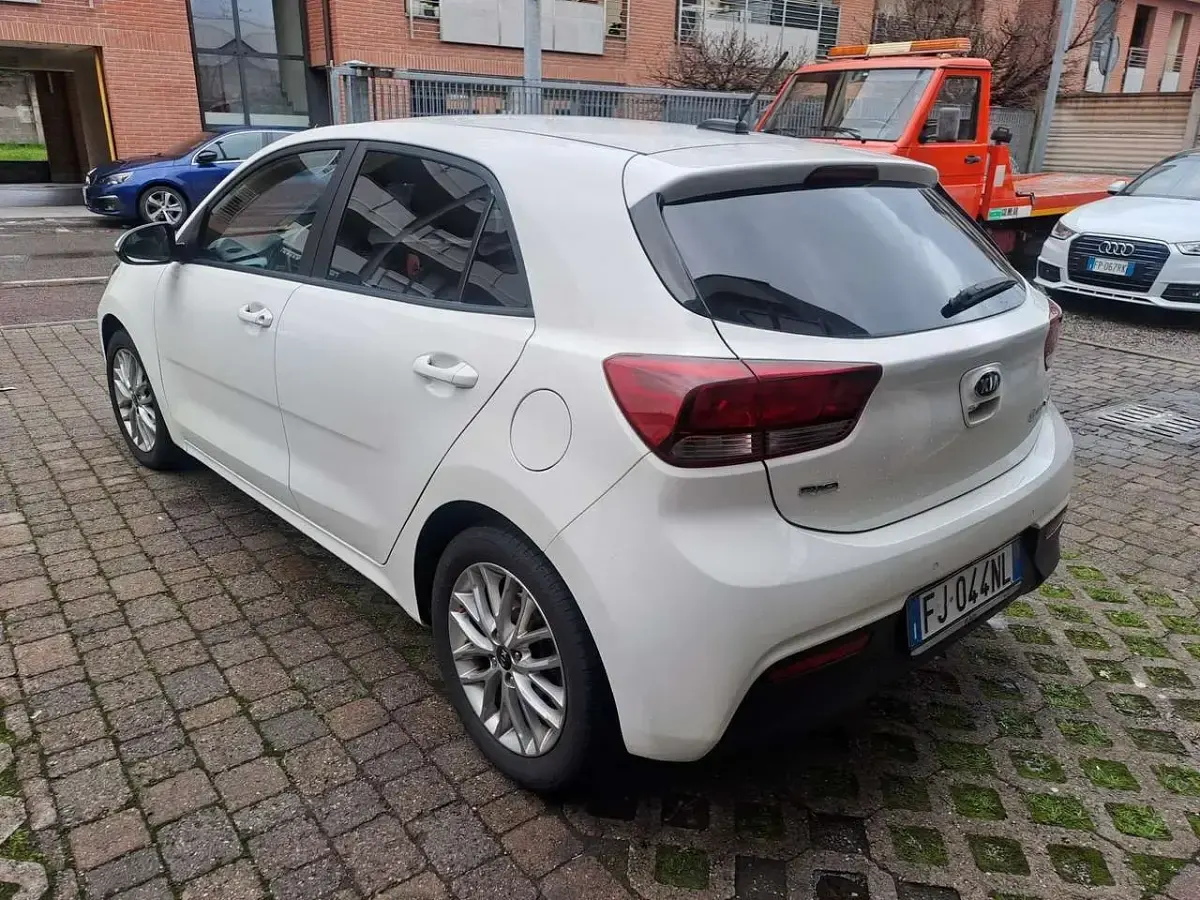 Usata Kia Rio 90 CV (66 kW) 2017 Bianco Berlina