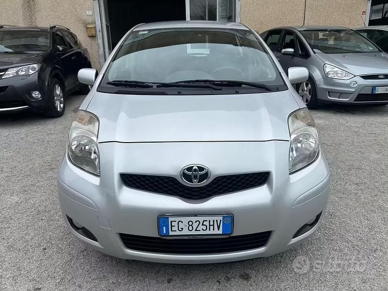 Usata Toyota Yaris Sol 90 CV (66 kW) 2011 Grigio Utilitaria