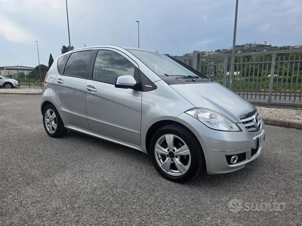 Usata Mercedes A180 Premium 109 CV (80 kW) 2012 Grigio Utilitaria