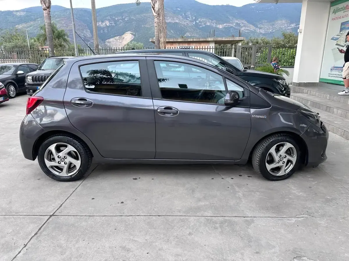 Usata Toyota Yaris Hybrid Business Edition 73 CV (53 kW) 2016 Grigio Berlina