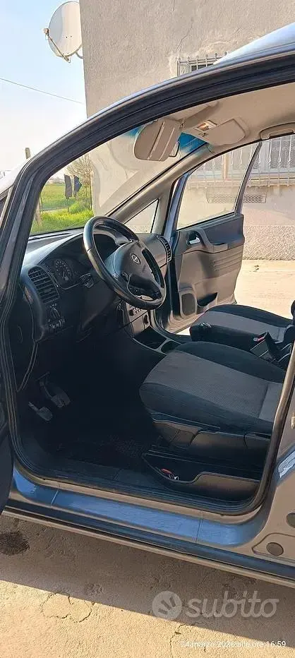 Usata Opel Zafira 101 CV (74 kW) 2005 Grigio Monovolume