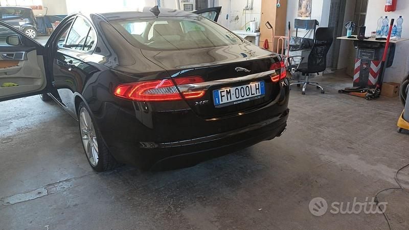 Usata Jaguar XF 200 CV (147 kW) 2014 Nero Berlina