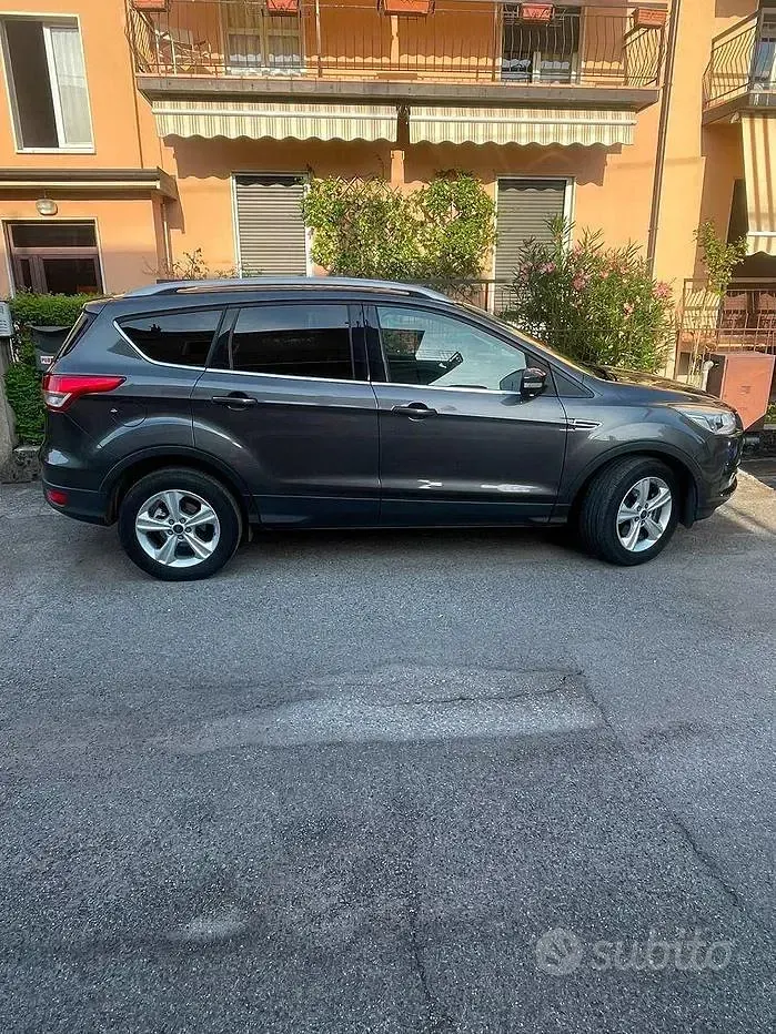 Usata Ford Kuga 120 CV (88 kW) 2016 Grigio SUV
