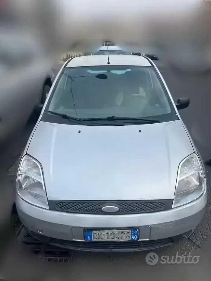 Usata Ford Fiesta 68 CV (50 kW) 2004 Grigio Utilitaria