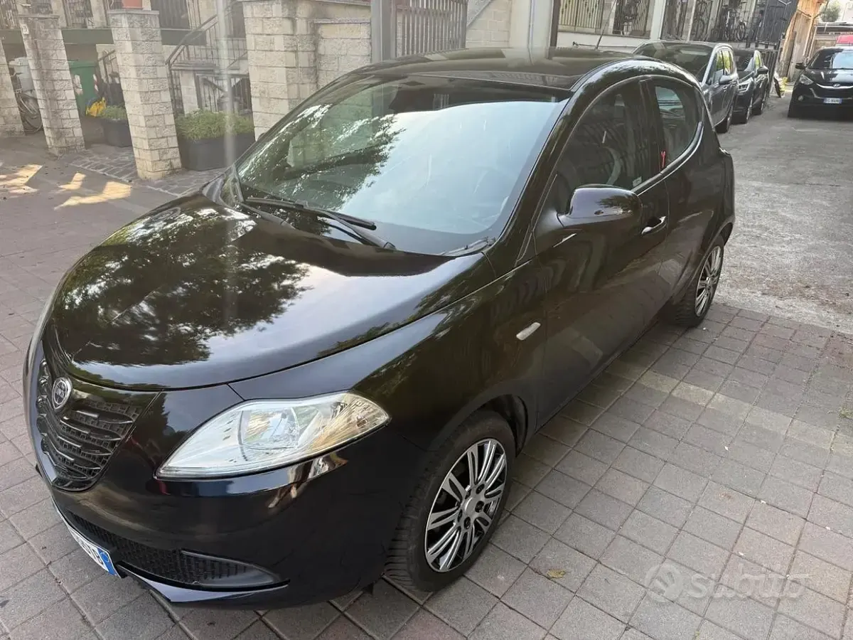 Usata Lancia Ypsilon Silver 69 CV (50 kW) 2015 Nero Utilitaria