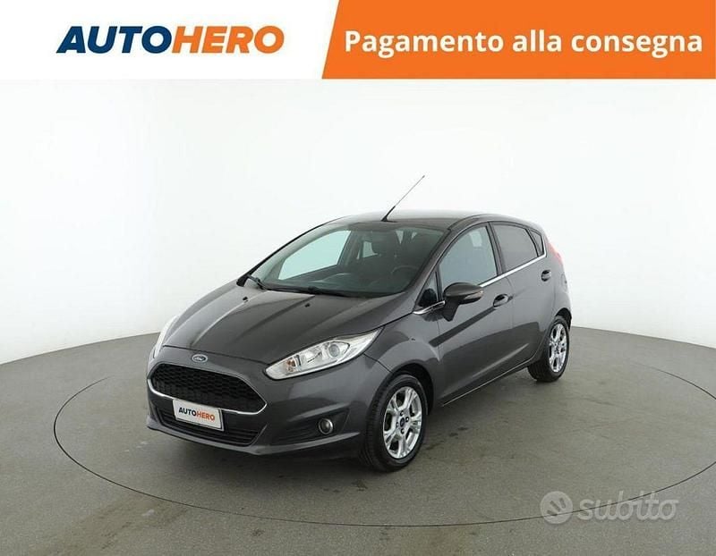 Grigio Usata 2017 Ford Fiesta Berlina | 10.199 € (Buon prezzo) - Immagine 1/2