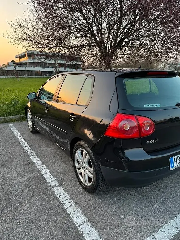Usata VW Golf V 102 CV (75 kW) 2007 Nero Berlina