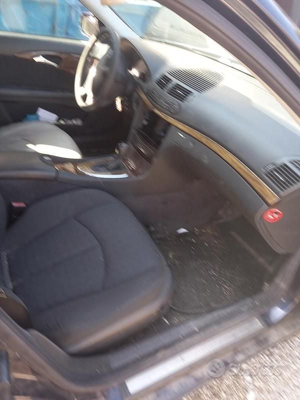 Usata Mercedes E220 150 CV (110 kW) 2003 Blu Berlina