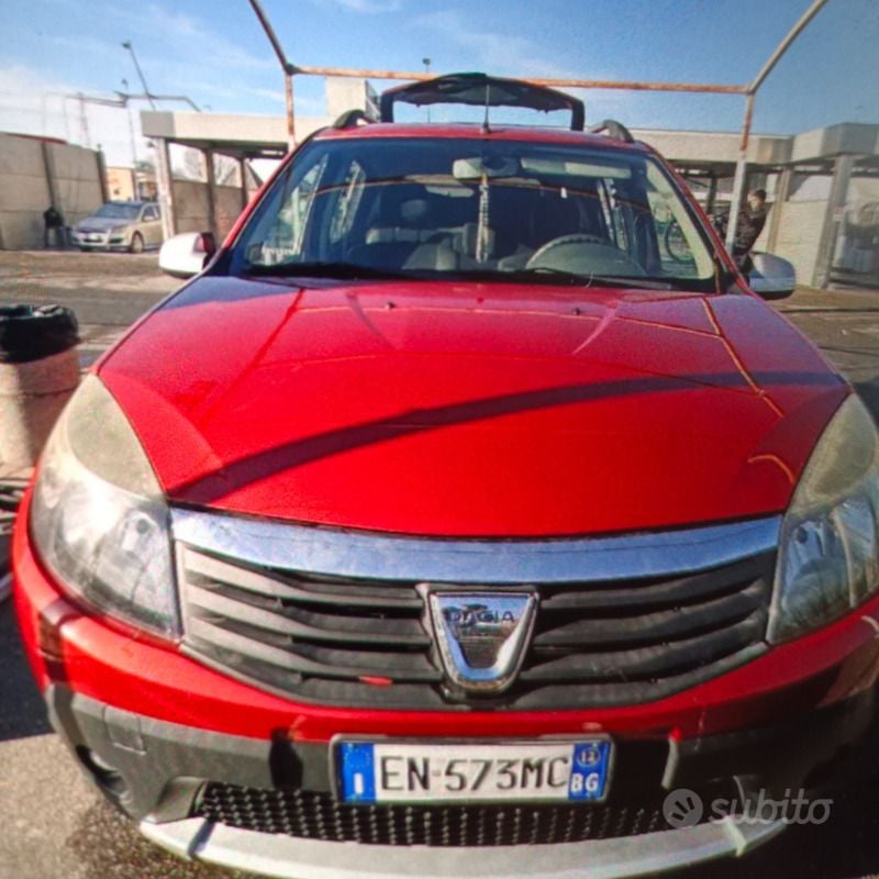 Rosso Usata 2012 Dacia Sandero Due volumi | 4050 € (Buon prezzo) - Immagine 1/4