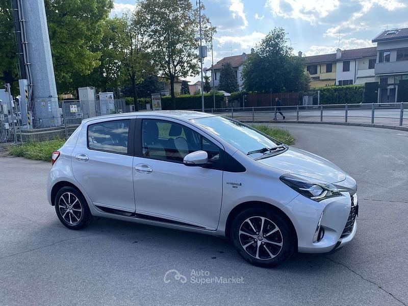 Usata Toyota Yaris Hybrid Active 73 CV (53 kW) 2017 Argento Berlina