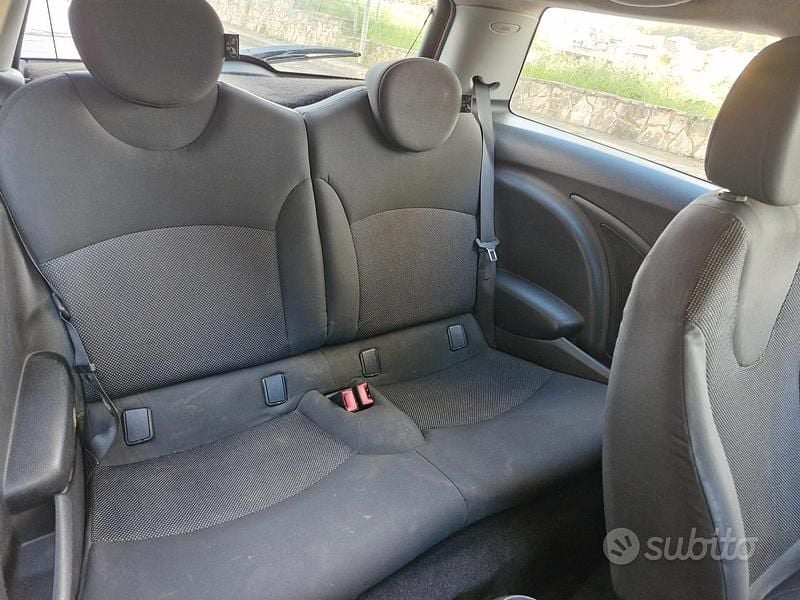 Begagnad Mini ONE 120 HK (88 kW) 2007 Röd Halvkombi