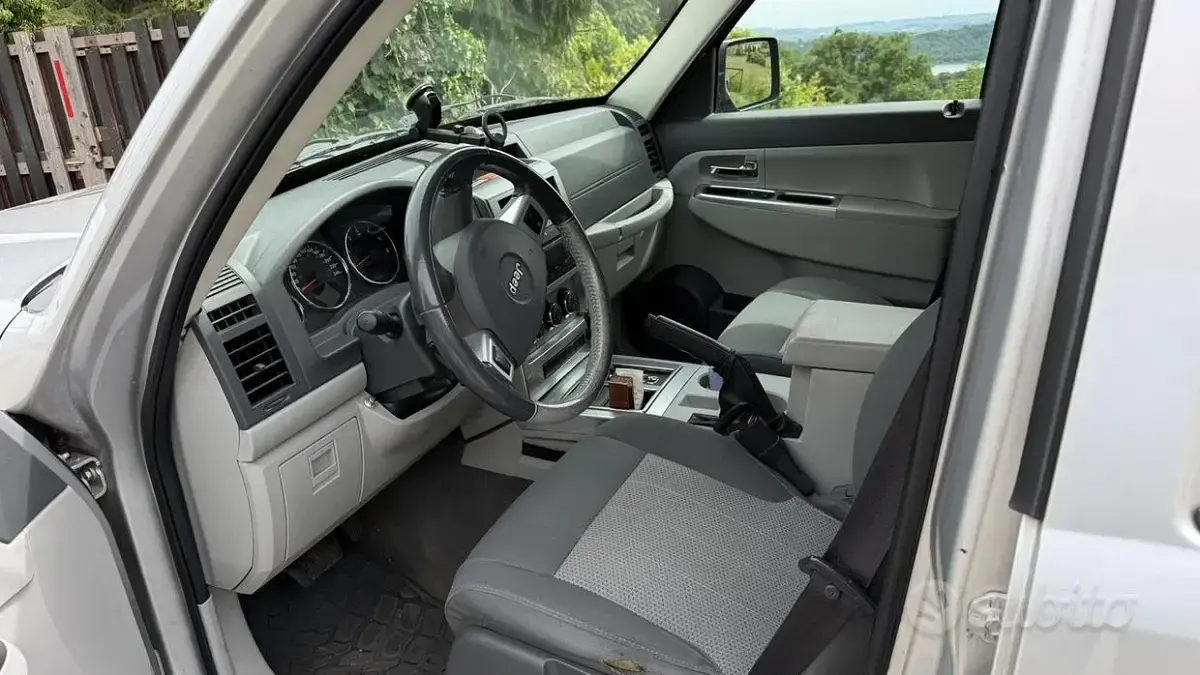 Usata Jeep Cherokee 177 CV (130 kW) 2009 Grigio SUV
