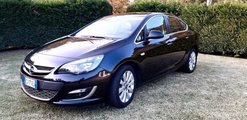 Usata Opel Astra 110 CV (80 kW) 2013 Nero Berlina