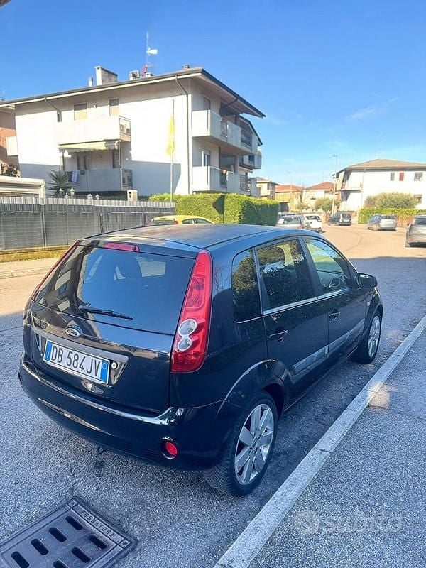 Usado Ford Fiesta 75 HP (55 kW) 2008 Preto Citadino