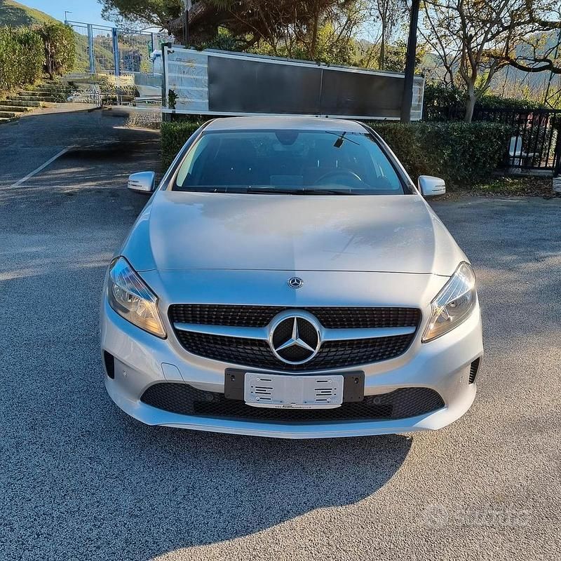 Usata Mercedes A180 109 CV (80 kW) 2017 Grigio Berlina