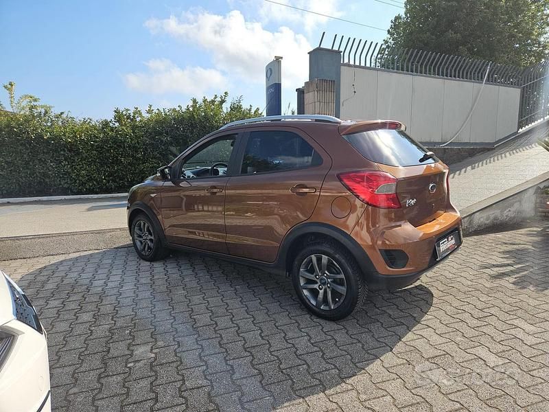 Usata Ford Ka Active 85 CV (62 kW) 2018 Arancione Berlina