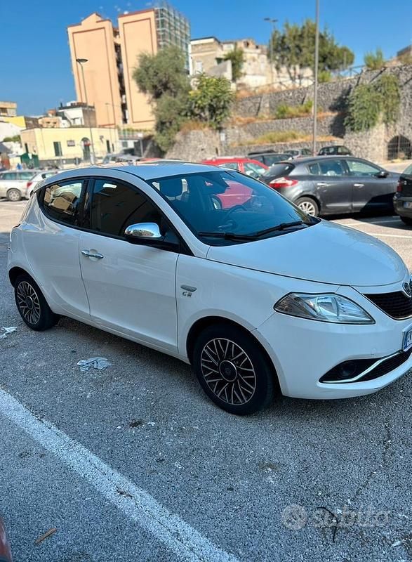Usata Lancia Ypsilon 69 CV (50 kW) 2014 Bianco Utilitaria