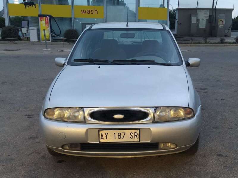 Usato 1999 Ford Fiesta 1.2 Benzin 75 CV (900 €)