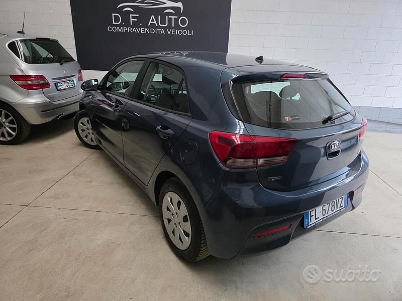 Usata Kia Rio 84 CV (61 kW) 2017 Grigio Berlina