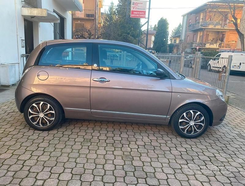 Usata Lancia Ypsilon 77 CV (56 kW) 2010 Viola Utilitaria