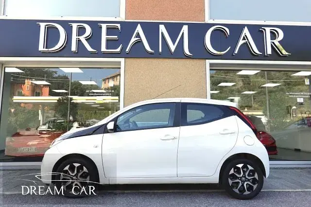 Usata Toyota Aygo X-play 72 CV (52 kW) 2018 Bianco pastello Utilitaria