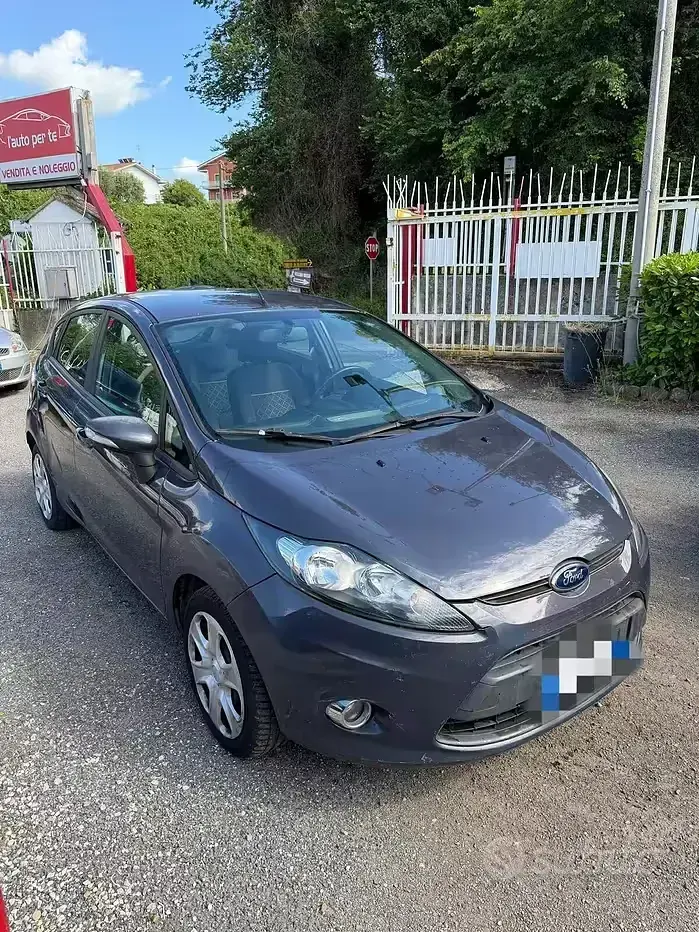 Usata Ford Fiesta 60 CV (44 kW) 2012 Grigio Berlina