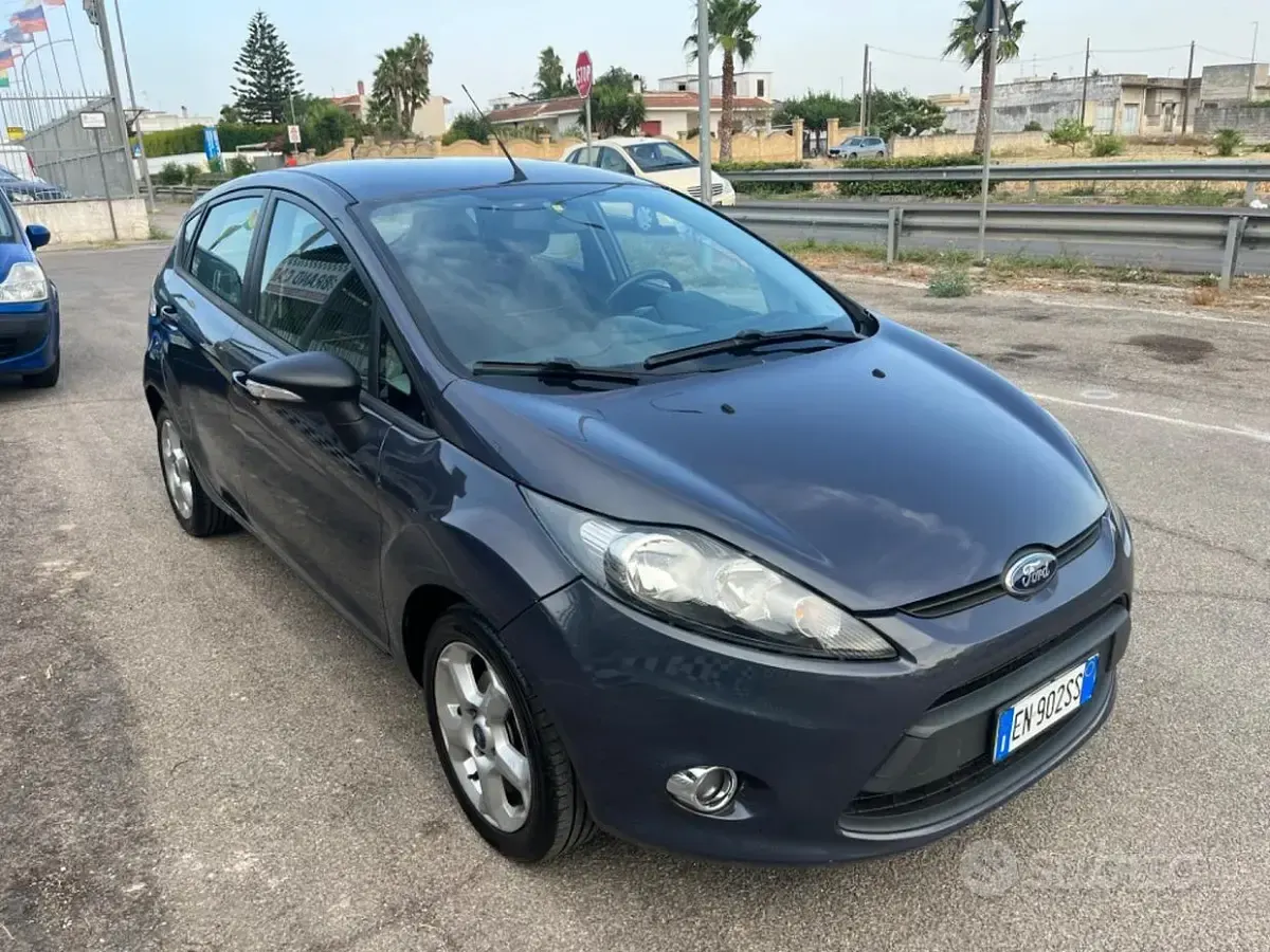 Usata Ford Fiesta Titanium 92 CV (67 kW) 2012 Grigio Berlina