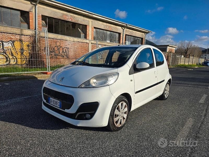 Usata Peugeot 107 68 CV (50 kW) 2013 Bianco Utilitaria