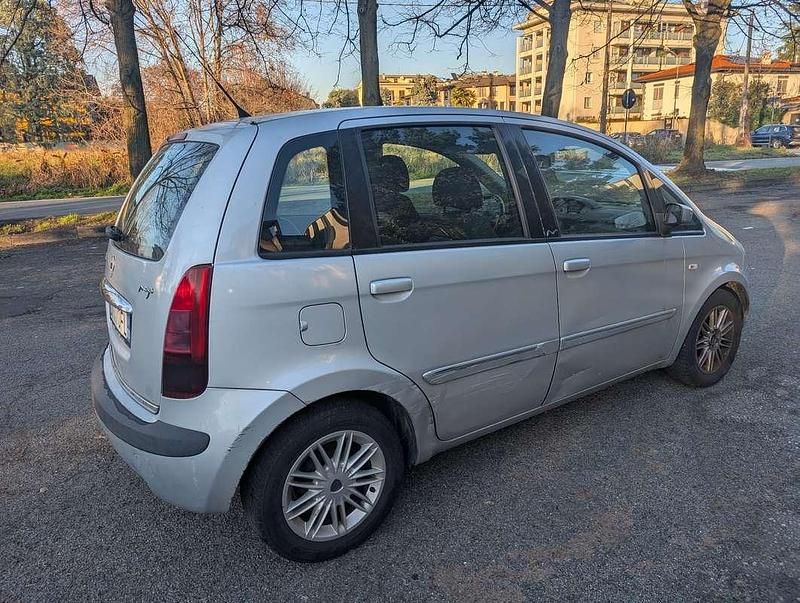 Usata Lancia Musa 109 CV (80 kW) 2005 Grigio Monovolume