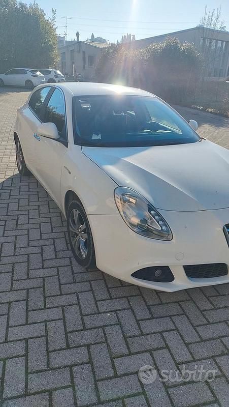 Bianco Usata 2016 Alfa Romeo Giulietta Tre volumi | 7900 € - Immagine 1/3