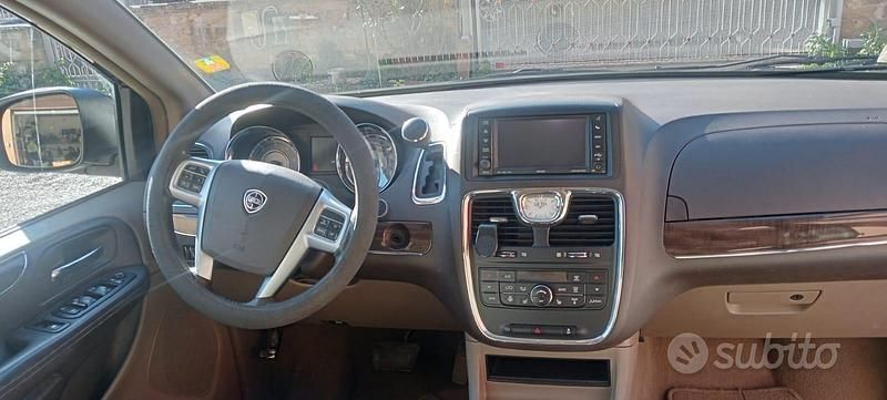 Usata Lancia Voyager Platinum 163 CV (119 kW) 2012 Nero Monovolume