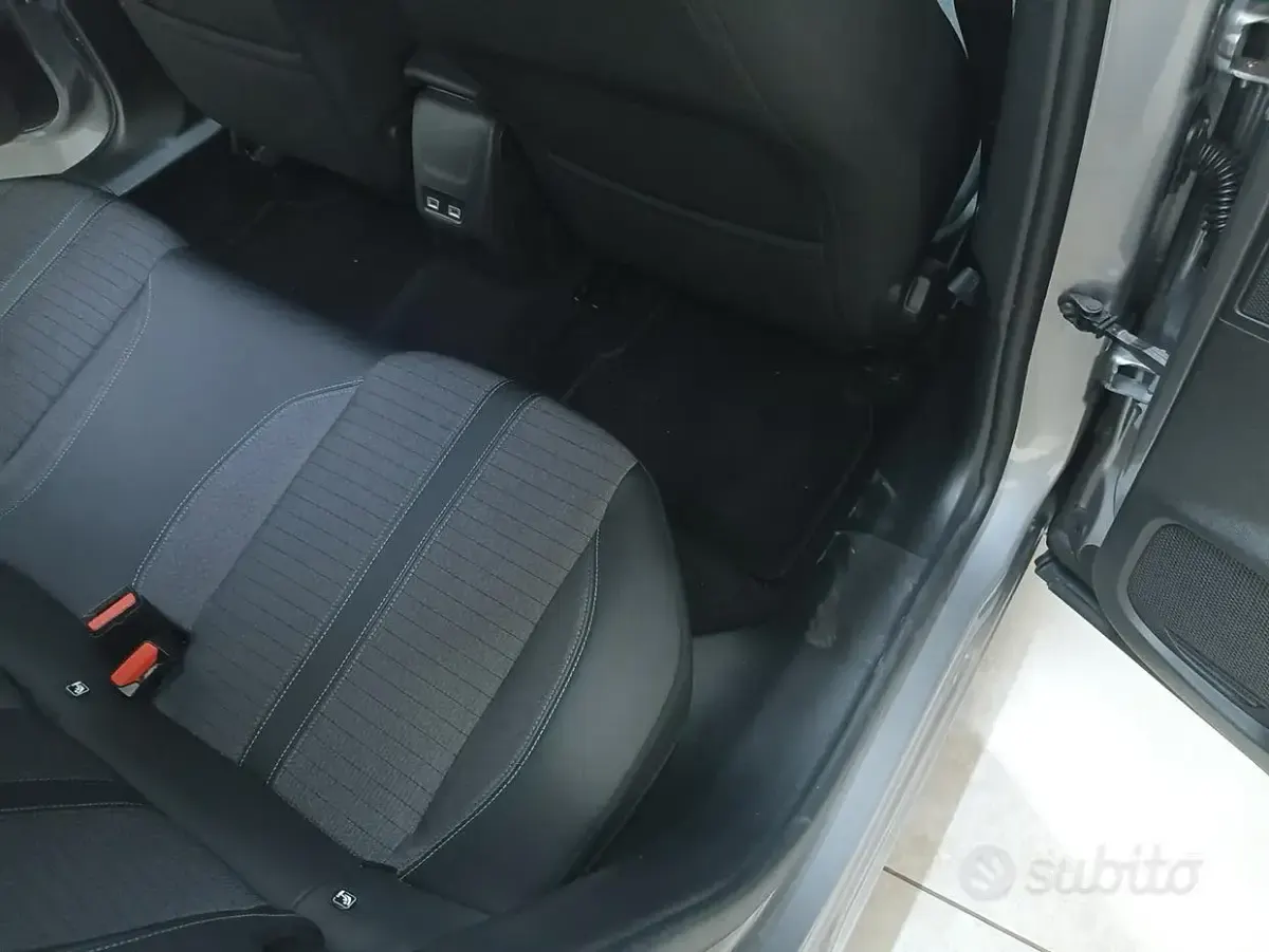 Usata Peugeot 2008 Allure 131 CV (96 kW) 2022 Grigio SUV