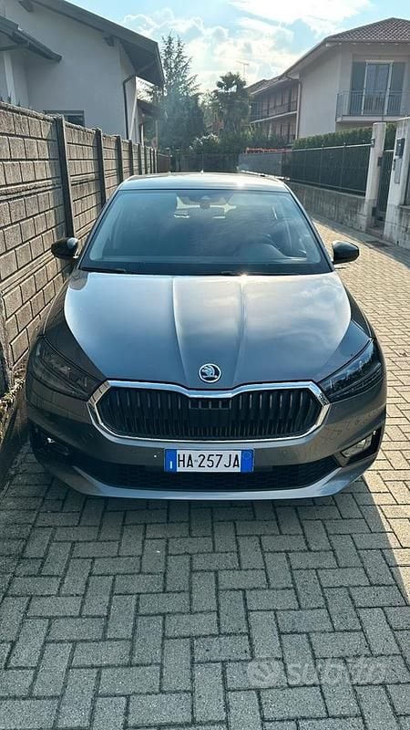 Grigio Nuova 2025 Skoda Fabia Tre volumi | 16.000 € (Ottimo prezzo) - Immagine 1/4