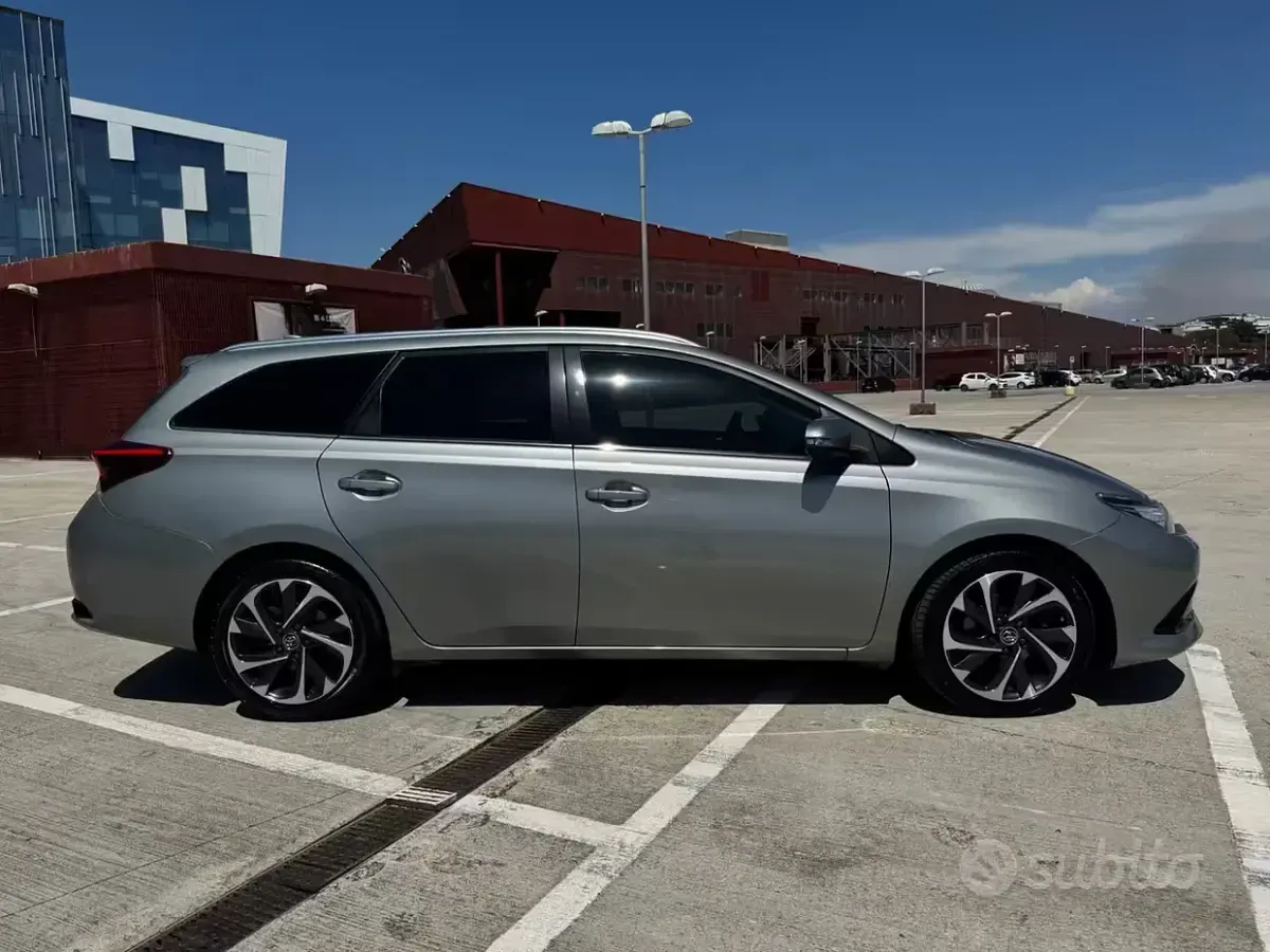 Usata Toyota Auris 112 CV (82 kW) 2016 Grigio Station wagon