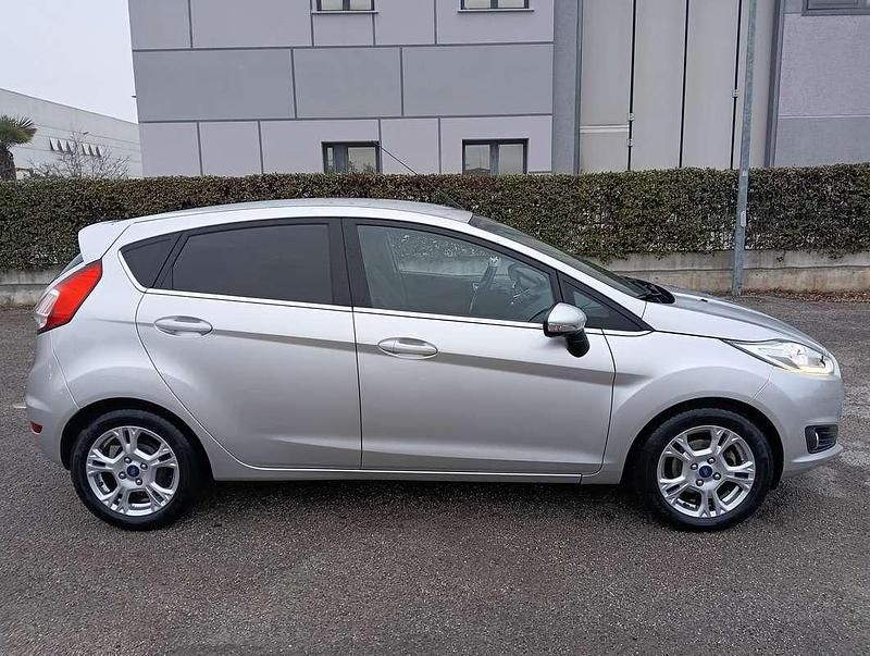 Usata Ford Fiesta Titanium 75 CV (55 kW) 2017 Argento Berlina