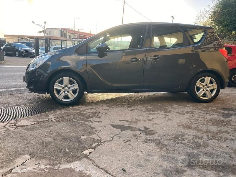 Usata Opel Meriva 101 CV (74 kW) 2011 Grigio Monovolume