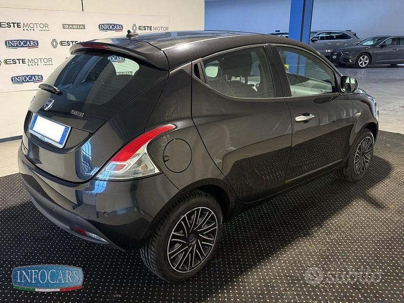 Usata Lancia Ypsilon Gold 70 CV (51 kW) 2023 Nero pastello Utilitaria