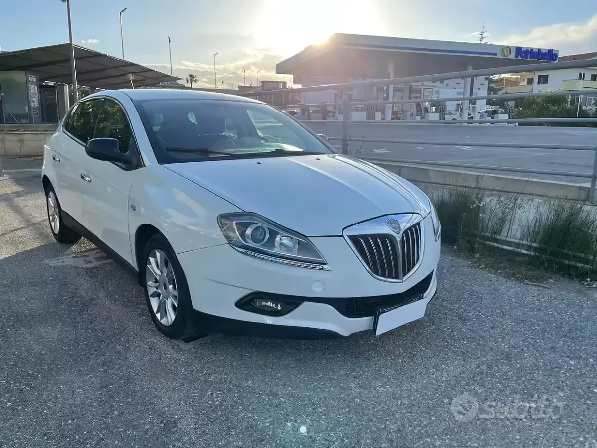Usata Lancia Delta Gold 105 CV (77 kW) 2011 Bianco Utilitaria