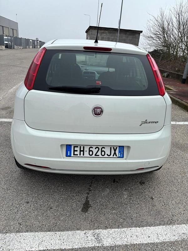 Usata Fiat Grande Punto 74 CV (54 kW) 2011 Bianco Utilitaria