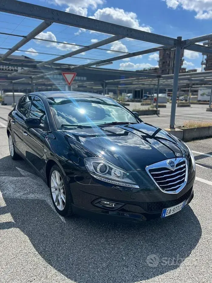 Begagnad Lancia Delta 120 HK (88 kW) 2010 Svart Halvkombi